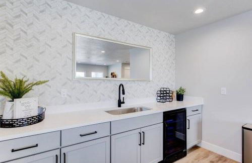 Midway to Heaven! BRAND NEW 5 bed 4.5 bath, HOTTUB - Photo 23