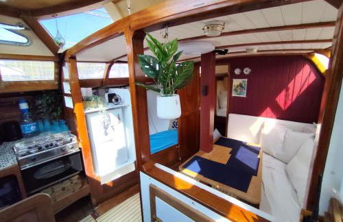 Voilier confortable en bois à cotés des plages et ferries - Photo 1