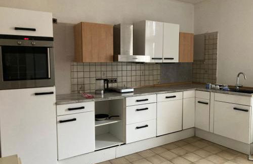 Geräumiges Apartment 90 m Zwei Schlafzimmer große Küche mit Essbereich Badewanne Waschmaschine Spülmaschine gesamte Unterkunft gehört Ihnen - Photo 29