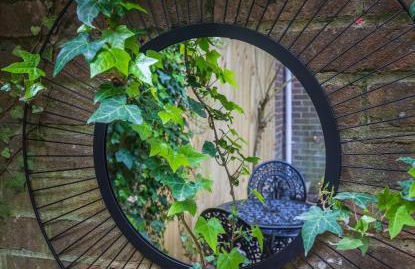 4 Bed City House with Private Garden and Parking - Foto 24