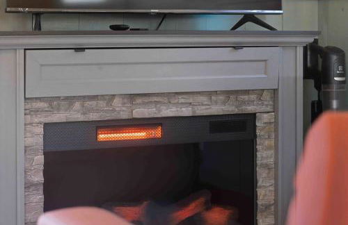 NEW! BEAR Necessities tiny home, outdoor theater! - Foto 49