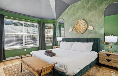 4BR w Pool Cinema Room, Mini Golf & EV - Photo 20