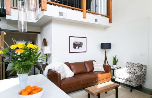 LUX Modern Chalet, Pool & Hot Tub, 10 Mins to the Mountain & Incredible Views - Photo 14