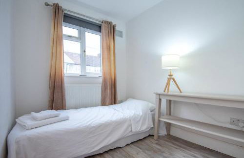 Bright & Stylish 4-Bed Home in the Heart of Morden - Photo 30