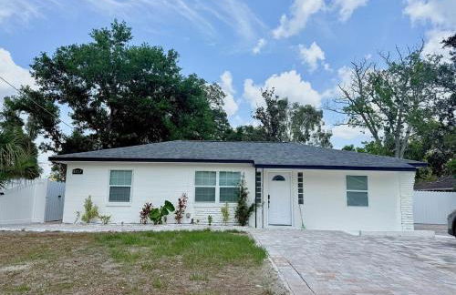 House Aurora next to Bush Gardens - Foto 1