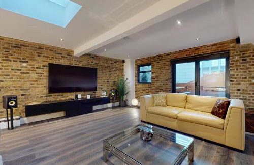 Stylish Penthouse with City Views and Aircon - Pass the Keys - Photo 6