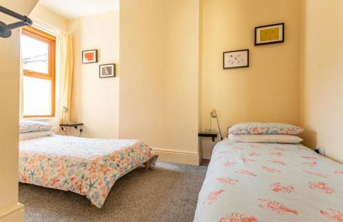 Dog Friendly Cosy Coastal Cottage with Sea Views - Photo 18