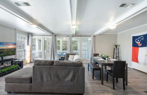 The Huge Home I Next 2 SHSU I Sleeps 16 I PingPong - Foto 5