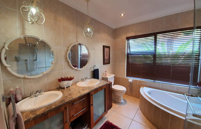 Or Tambo Airport Holiday Home - Photo 29