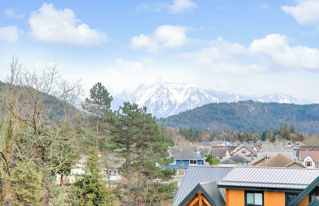 3BR Lakeside Penthouse Retreat - Photo 64