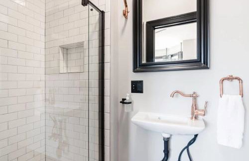 Industrial Loft Offers Historic Feel with Modern Amenities 3BR & 2BA #DCottage - Foto 26