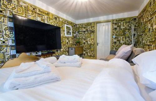 Deluxe 1 Bed Versace Hot Tub Sky TV Cinema Screen - Foto 11