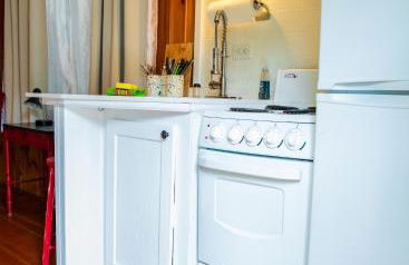 Cottage 5-6 - 2 Bedroom 1 Bath End Unit with Kitchenette Private Courtyard Pet Friendly fee applies - Photo 11