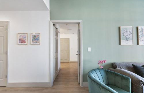 Uptown Luxury - Top Floor King Suite, Free Parking - Foto 14