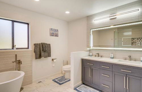 Spacious Camano Home with Hot Tub and Water Views! - Foto 16