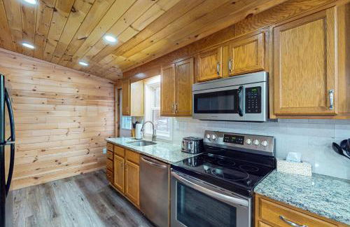 Hot Tub, Dock, Pool Table! Lakefront Poconos Haven - Foto 9