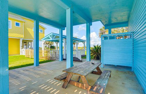 Walk to Beach Home with 2 Decks in Galveston! - Foto 27