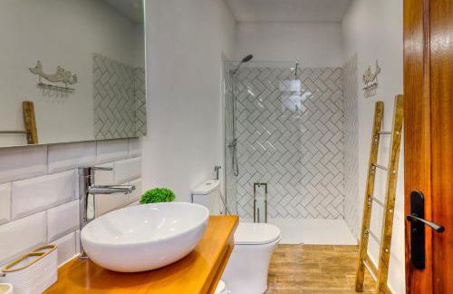 Spacious Home with Tropical Garden, BBQ, Near Seaside - Foto 24