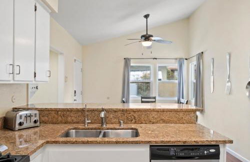 Pacific Paradise - Large Patio, Hot Tub, Short Walk to Beach, & Parking - Photo 13