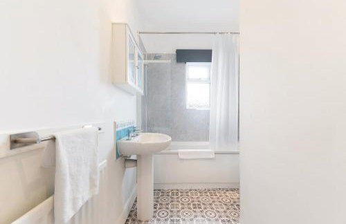 Stylish 4BR Retreat Near Town Centre - Foto 17