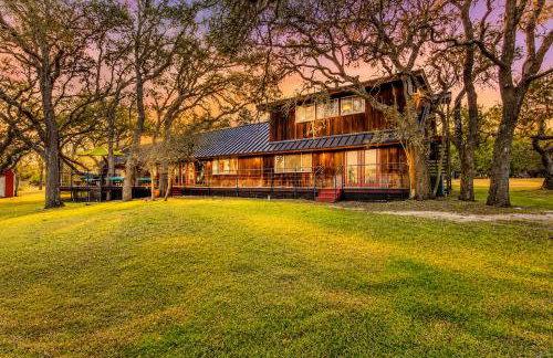 Hill country gem with private pool, deck, firepit, Ping-Pong, foosball, & WiFi - Photo 59