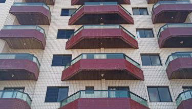 Apartamento pé na areia com sacada e garagem 2 banheiros - Foto 5
