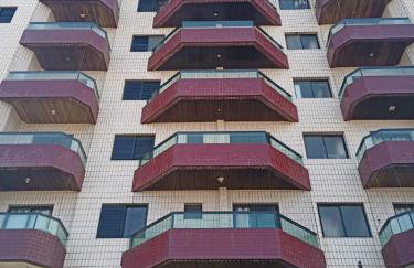 Apartamento pé na areia com sacada e garagem 2 banheiros - Photo 5