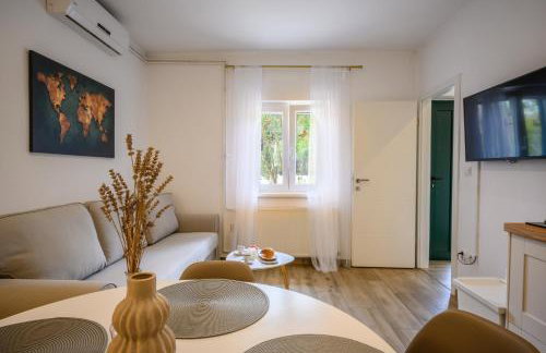 Mila and Jurija Formenti 2 apartments in heart of nautic marina, with heated swimming pool May till October, bikes, Sup, kajak, free parking in our garden - Photo 21