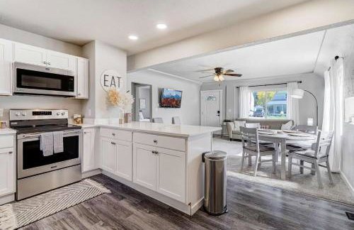 Newly Built 3BD Retreat w Mtn Views & Game Room - Foto 17