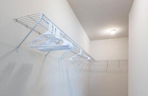 1 Mi to Lake Lanier Modern Home with Patio and Yard! - Foto 17