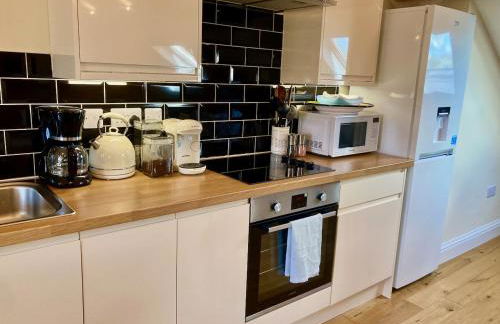 Windows over Stroud - 2BR Penthouse in Historic Building - Foto 10