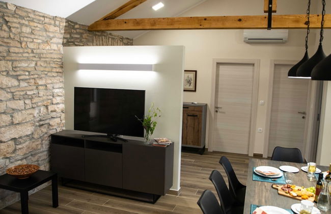 The Poolside Stone House in Bale - Foto 28