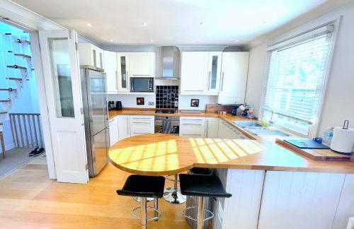 Sunny 2 bedroom, 2 bathroom Apartment with Rooftop in Central London - Photo 5