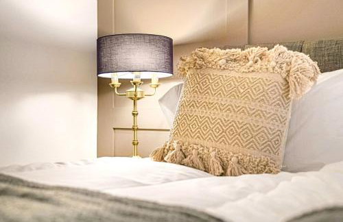 Grace House - Prime Location - Driveway Parking, Pool Table, Fast Wifi, Self Check-In and Smart TV with Sky TV and Netflix by Yoko Property - Photo 9