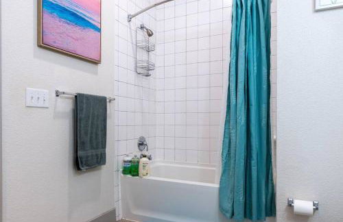 Beautiful RiverWalk Apt with Full Amenities, King Bed & Free Parking - Foto 10