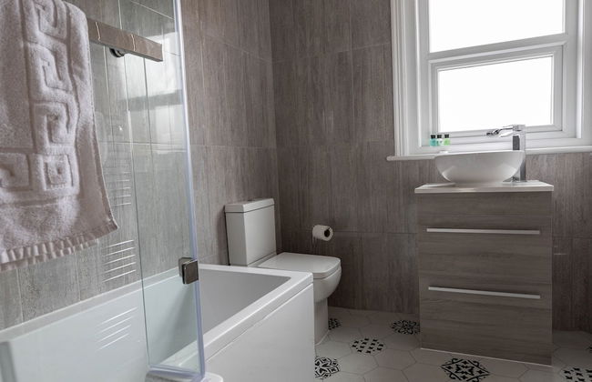 Kensington Place - 4 Bedroom Home w Free Parking - Photo 51