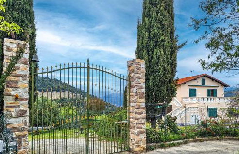 Gorgeous Apartment In Camporosso - Photo 23