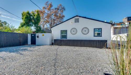 Van Nuys Abode with Patio, 7 Mi to Universal Studios - Foto 1