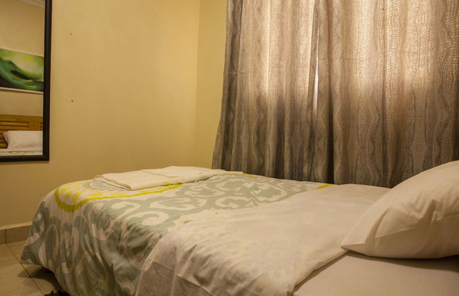 Three Bedroom art themed apartment - Photo 6