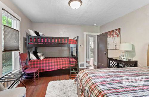 Cozy Farmhouse w Treehouse Fire Pit 1 Mile to Beach Close to Skiing Adventures 1226 - Foto 25