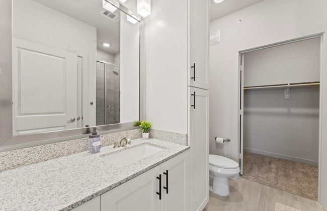 Top Floor 2BR King Beds Suite 8 Min to Downtown - Foto 18