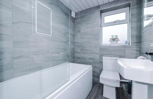 3BR Elegant House in Leeds Sleeps 6 Parking - Foto 30