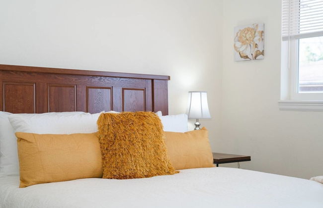 The Meadowlark Manor Spacious Backyard & Hot Tub - Photo 3