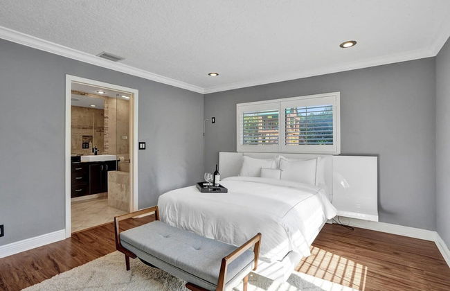 Luxe 4BR Waterfront w Htd Pool 5min to Beach - Foto 37