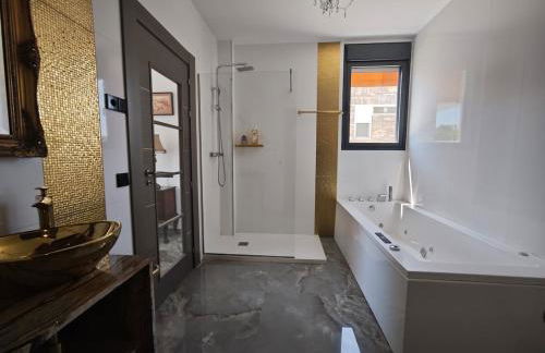 complete luxury house with garden - Foto 63