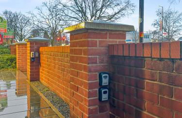 Solihull Flat For 2 with Fast WiFi with Free Secured Parking - Foto 12