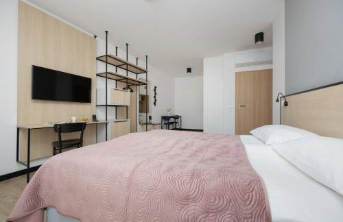 Bright Apartments with Air Conditioning, close to the Metro Station and PGE National by Noclegi Renters - Foto 30