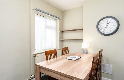 Convenient 2BR House with Great Transport Links - Photo 35