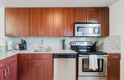 Boca Beachside 2BR 2BA with Pool and Balcony Steps to Sand - Foto 37