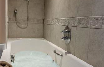 Gallery Lodge Holiday Home - Short Stays UK - Photo 30